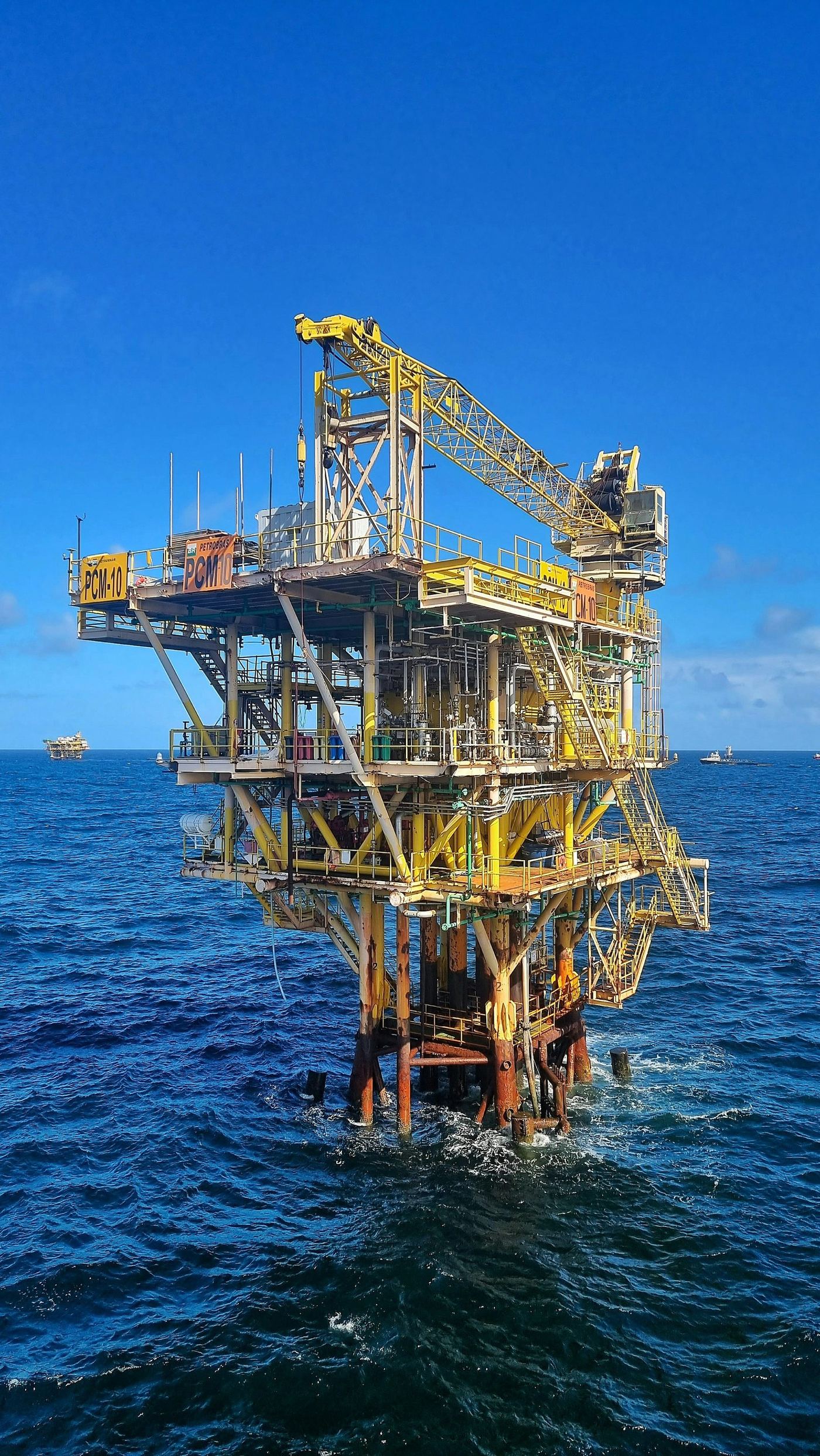 Offshore production platform and its jacket structure in open sea